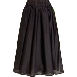 Spódnica No Ka'Oi NANI. Czarne spódniczki damskie No Ka Oi, bez wzorów, z satyny, eleganckie, długie, maxi, sportowe. W wyprzedaży za 663,00 zł.