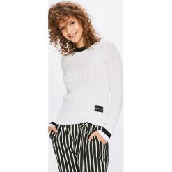 Calvin Klein Jeans - Sweter. Szare swetry klasyczne damskie Calvin Klein Jeans, l, z bawełny, z okrągłym kołnierzem. Za 399,90 zł.
