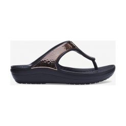 Crocs Sloane Met Japonki Czarny Beżowy. Brązowe klapki damskie Crocs, w paski, z materiału, bez obcasa, na platformie. Za 206,95 zł.