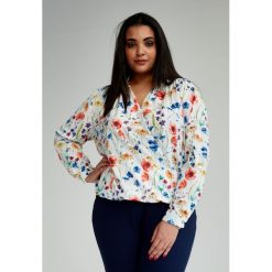 Kopertowa Bluzka Julie w kwiaty duże rozmiary OVERSIZE PLUS SIZE WIOSNA. Białe bluzki damskie Moda Size Plus Iwanek, na co dzień, na wiosnę, plus size, w kwiaty, z elastanu, eleganckie, z klasycznym kołnierzykiem, plus size, bez rękawów. Za 119,90 zł.
