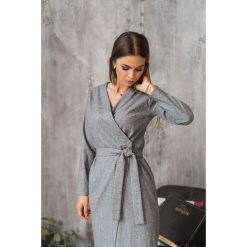Sukienka Viola Szara. Szare sukienki damskie Pakamera, bez wzorów, eleganckie, bez kołnierzyka, bez rękawów, midi, kopertowe. Za 279,00 zł.