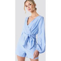 Kombinezony z printem: NA-KD Boho Kombinezon z bufiastym rękawem – White,Blue