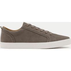 Eleganckie szare buty ze zdobieniem brogue. Szare buty wizytowe męskie marki Pull & Bear. Za 59,90 zł.