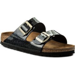 Klapki BIRKENSTOCK - Arizona Bs 1009125 Magic Snake Black. Czarne klapki damskie marki Birkenstock, bez wzorów, ze skóry ekologicznej, bez obcasa. Za 289,00 zł.