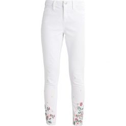 Dorothy Perkins FLORAL EMBROIDED HEM Jeans Skinny Fit white. Białe rurki damskie Dorothy Perkins. W wyprzedaży za 188,10 zł.