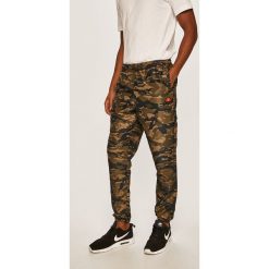 Ellesse - Spodnie. Zielone spodnie męskie Ellesse, na co dzień, s, bez wzorów, z poliesteru. W wyprzedaży za 199,90 zł.