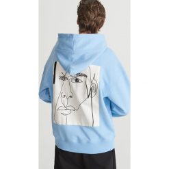 Bluza z haftem na plecach - Niebieski. Niebieskie bluzy męskie Reserved, xl, z haftami, z dekoltem na plecach, bez rękawów, bez kaptura. Za 139,99 zł.
