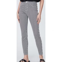 Spodnie skinny fit - Czarny. Czarne spodnie damskie Sinsay. Za 39,99 zł.