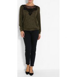 Sweter w kolorze khaki. Brązowe swetry damskie Jacqueline Riu, w koronkowe wzory, z koronki, klasyczne, bez rękawów, bez kaptura. W wyprzedaży za 59,95 zł.