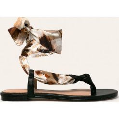Marciano Guess - Sandały. Czarne klapki damskie MARCIANO GUESS, z aplikacjami, ze skóry, bez obcasa, na obcasie. W wyprzedaży za 439,90 zł.