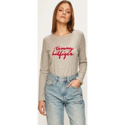 Tommy Hilfiger - Longsleeve. Białe bluzki damskie TOMMY HILFIGER, s, z nadrukiem, z bawełny, z okrągłym kołnierzem. Za 229,90 zł.