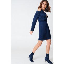 Sukienki: Hannalicious x NA-KD Sukienka z wycięciami na ramionach i węzłem – Navy