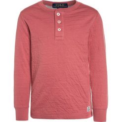 Polo Ralph Lauren HENLEY Bluzka z długim rękawem adirondack berry. Fioletowe t-shirty chłopięce z długim rękawem marki Polo Ralph Lauren, z bawełny, polo. Za 169,00 zł.
