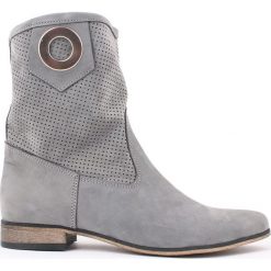 Dziurkowane botki na niskim obcasie - skóra naturalna - model 269 - kolor grafitowy. Szare botki damskie Zapato, na wiosnę, ze skóry, eleganckie, na niskim obcasie, na płaskiej podeszwie, bez zapięcia. W wyprzedaży za 319,20 zł.