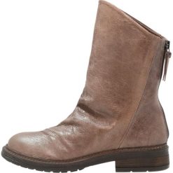 Weekend Kozaki retro taupe. Brązowe buty zimowe damskie marki Weekend, z materiału. W wyprzedaży za 425,40 zł.