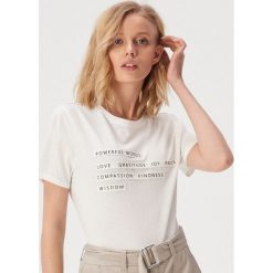 Bawełniany t-shirt z aplikacją - Kremowy. Białe t-shirty damskie Sinsay, s, z aplikacjami, z bawełny, bez kołnierzyka. W wyprzedaży za 19,99 zł.
