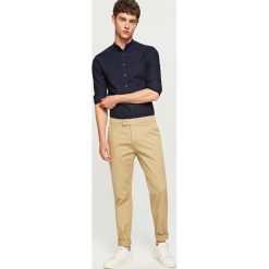 Koszula ze stójką slim fit - Granatowy. Niebieskie koszule męskie Reserved, m, bez wzorów, ze stójką, bez rękawów. Za 99,99 zł.