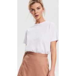 T-shirt z bawełny organicznej - Biały. Białe t-shirty damskie Reserved, s, bez wzorów, z bawełny, bez kołnierzyka. Za 24,99 zł.
