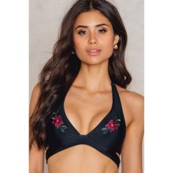 Stroje dwuczęściowe damskie: NA-KD Swimwear Góra bikini z haftem – Black,Multicolor
