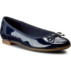Baleriny CLARKS - Couture Bloom 261185194 Navy Patent. Niebieskie baleriny damskie Clarks, bez wzorów, ze skóry ekologicznej, klasyczne, bez obcasa, bez zapięcia. W wyprzedaży za 189,00 zł.