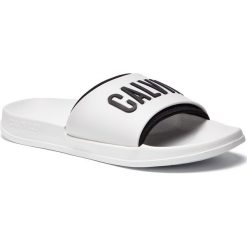 Klapki CALVIN KLEIN - Slide KW0KW00779 White/Black. Białe klapki damskie Calvin Klein, bez wzorów, z tworzywa sztucznego, bez obcasa. Za 129,00 zł.