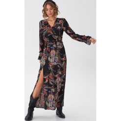 Wzorzysta sukienka maxi - Czarny. Czarne sukienki damskie House, s, bez wzorów, bez kołnierzyka, bez rękawów, maxi. Za 129,99 zł.