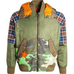 Burton JET BLONDE BOMBER Kurtka snowboardowa olvine/woodcm/riotpd. Zielone bomberki damskie Burton, l, z materiału. W wyprzedaży za 954,85 zł.