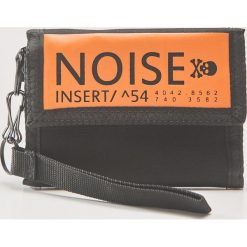Portfel z napisem noise - Czarny. Czarne portfele męskie marki House, z napisami. W wyprzedaży za 15,99 zł.
