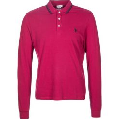 Koszulka polo w kolorze jagodowym. Różowe koszulki męskie U.S. Polo Assn., s, z haftami, z bawełny, polo, z długim rękawem, długie. W wyprzedaży za 171,95 zł.