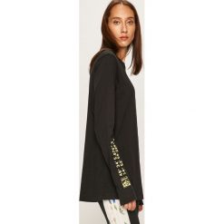 Adidas Originals - Longsleeve. Czarne topy damskie adidas Originals, s, z nadrukiem, z bawełny, z okrągłym kołnierzem. Za 139,90 zł.