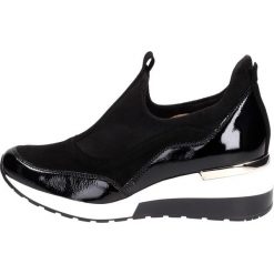 Czarne sportowe POLSKIE buty damskie AGA 6937. Czarne buty sportowe damskie Aga, bez wzorów, klasyczne. W wyprzedaży za 339,00 zł.