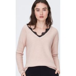 Sweter z koronkowym zdobieniem przy dekolcie - Beżowy. Brązowe swetry damskie Sinsay, s, z aplikacjami, z koronki, bez rękawów, bez kaptura. Za 59,99 zł.