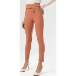Brązowe Legginsy Mirasea. Pomarańczowe legginsy damskie Born2be, s, bez wzorów. Za 59,99 zł.