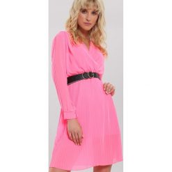 Różowa Sukienka Make Play For. Różowe sukienki damskie Renee, s, z aplikacjami, eleganckie, bez kołnierzyka, bez rękawów, długie, mini. Za 79,99 zł.