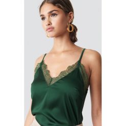 NA-KD Party Top na ramiączkach z koronką - Green. Zielone topy damskie NA-KD Party, w koronkowe wzory, z satyny, bez kołnierzyka. Za 92,95 zł.