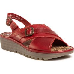 Sandały FLY LONDON - Ekonfly P501142006 Bridle Red. Czerwone klapki damskie Fly London, bez wzorów, ze skóry, bez obcasa, na obcasie. W wyprzedaży za 299,00 zł.