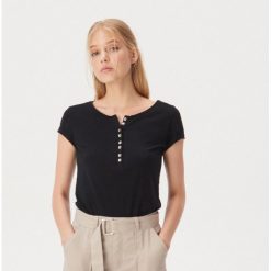 Bawełniany T-shirt basic z guzikami - Czarny. Czarne t-shirty damskie Sinsay, s, bez wzorów, z bawełny, bez kołnierzyka. Za 14,99 zł.