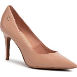 Szpilki TOMMY HILFIGER - Feminine Patent High Heel Pump FW0FW04815 Sandbank TRK. Brązowe półbuty damskie TOMMY HILFIGER, bez wzorów, ze skóry ekologicznej, bez obcasa, na obcasie, bez zapięcia. W wyprzedaży za 359,00 zł.