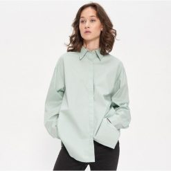 Gładka koszula oversize - Zielony. Zielone koszule damskie House, m, bez wzorów, bez kołnierzyka, bez rękawów. W wyprzedaży za 19,99 zł.