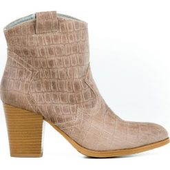 Botki kowbojki z tłoczeniem - skóra naturalna - model 471 - kolor taupe. Botki damskie Zapato, ze skóry, bez obcasa, bez zapięcia. W wyprzedaży za 299,25 zł.