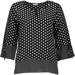Bluzka w kolorze czarno-białym. Czarne bluzki damskie Gerry Weber, bez wzorów, z wiskozy, bez kołnierzyka, bez rękawów. W wyprzedaży za 109,95 zł.