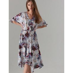 Plisowana midi sukienka w kwiaty - Kremowy. Białe sukienki damskie Mohito, s, w kwiaty, bez kołnierzyka, bez rękawów, midi. W wyprzedaży za 59,99 zł.
