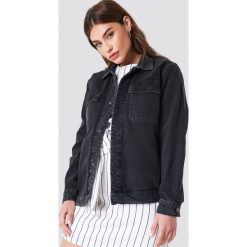 NA-KD Kurtka jeansowa z dużymi kieszeniami - Black. Czarne kurtki damskie jeansowe marki NA-KD. Za 283,95 zł.