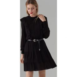 Mini sukienka z paskiem - Czarny. Czarne sukienki damskie Mohito, bez wzorów, bez kołnierzyka, bez rękawów, mini. Za 179,99 zł.