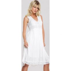 Biała Sukienka Unright. Białe sukienki damskie Renee, s, bez wzorów, eleganckie, bez kołnierzyka, bez rękawów, midi, rozkloszowane. Za 159,99 zł.