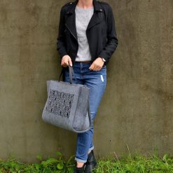 Szara filcowa duża torebka GeometricTraveler. Szare torebki klasyczne damskie Pakamera, bez wzorów, na ramię, duże, bez dodatków. Za 189,00 zł.