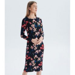 Sukienka w kwiaty - Czarny. Czarne sukienki damskie marki Cropp, s, w kwiaty, bez kołnierzyka, bez rękawów. Za 89,99 zł.