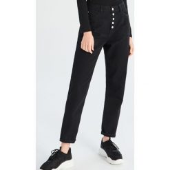 Jeansy mom fit - Czarny. Czarne jeansy damskie marki Sinsay. Za 79,99 zł.