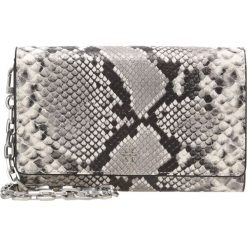 Portfele damskie: Tory Burch ROBINSON EMBOSSED CHAIN WALLET Portfel grey