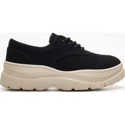 Sneakersy na platformie - Czarny. Czarne sneakersy damskie Cropp. Za 139,99 zł.